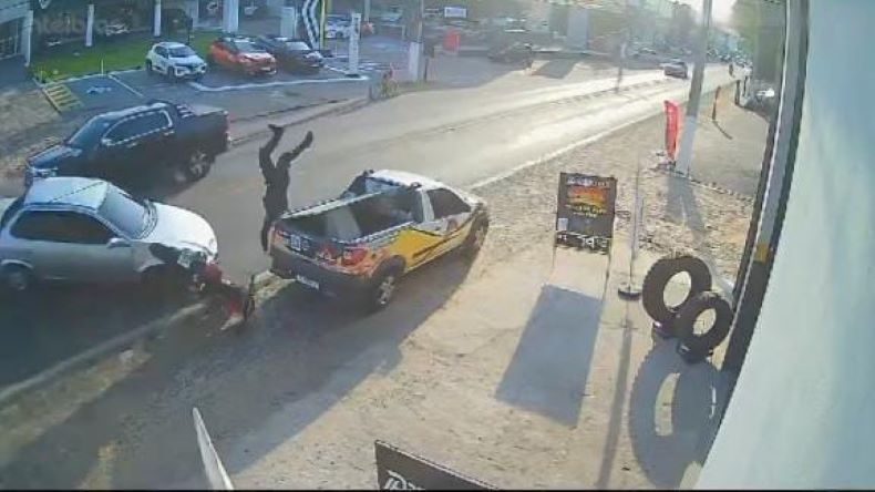 Homem foge após atropelar motociclista na BR-343 em Parnaíba