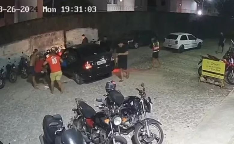 Casal é executado com mais de 50 tiros ao sair de condomínio; criminosos fugiram