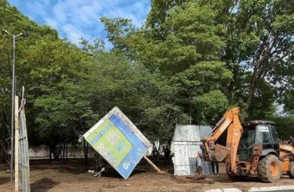 SDU Leste remove outdoors instalados de forma irregular em praça de Teresina