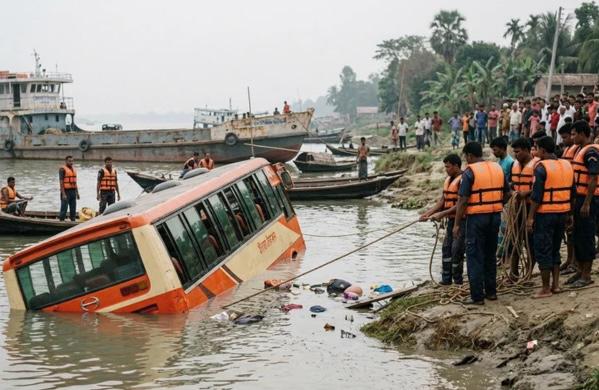 Ônibus cai em rio durante embarque e deixa ao menos 26 mortos