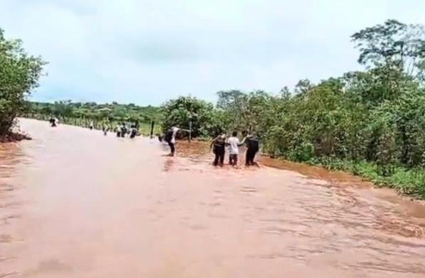Alunos encaram água até a cintura após ônibus parar em estrada alagada