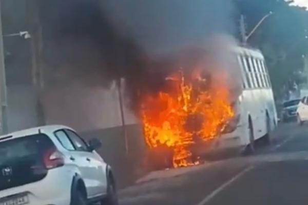 Ônibus escolar pega fogo e fica destruído na zona Sudeste de Teresina