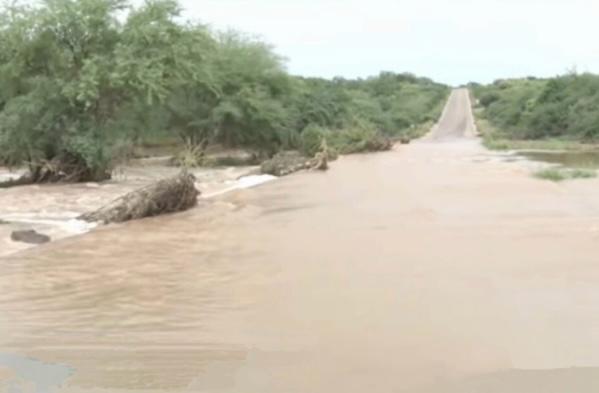 Parte da barragem cede e água cobre estrada entre Betânia e Paulistana