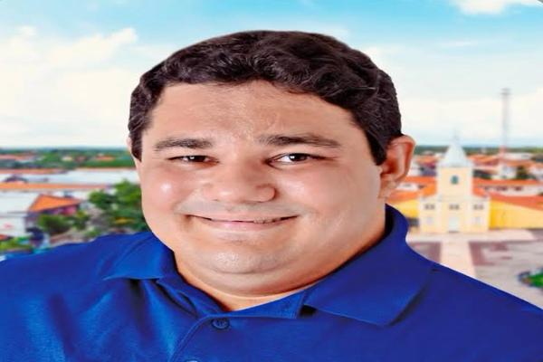 Prefeito Cristiano Brito, determina retirada de quiosques e gera reação de comerciantes