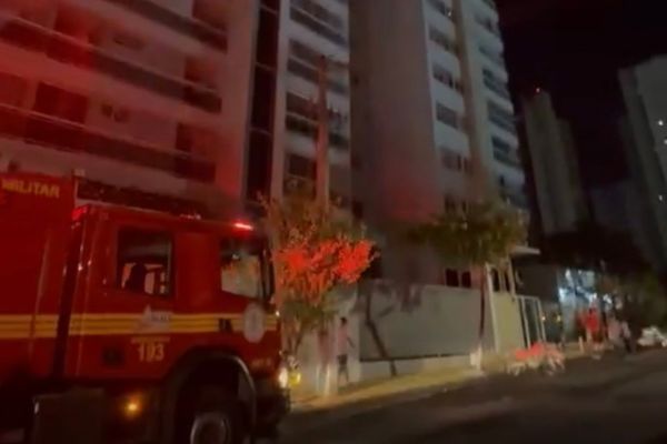 Dois carros elétricos pegam fogo e prédio é evacuado na madrugada