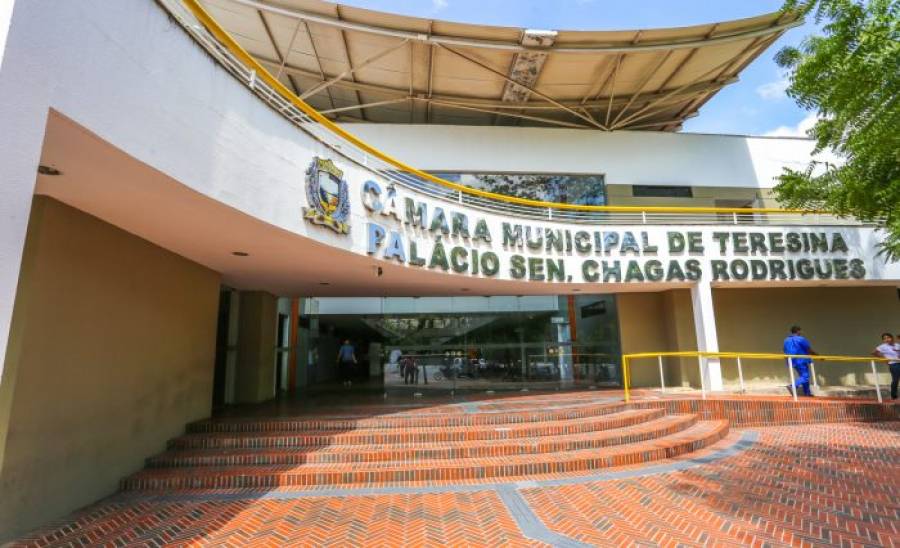 Câmara exonera comissionados ligados a Tatiana Medeiros