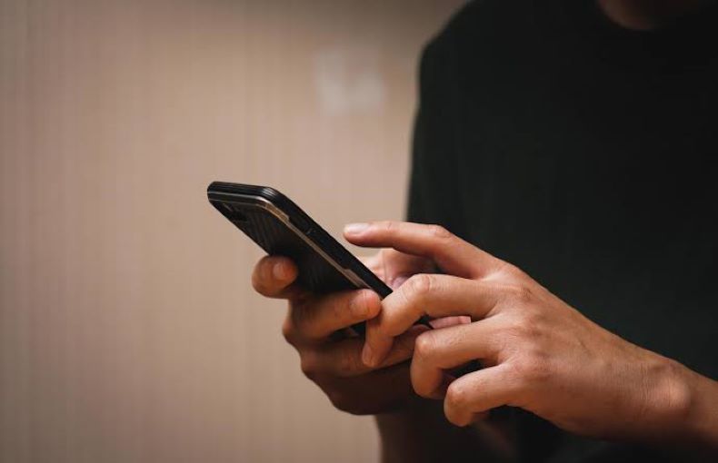 Senado aprova a proibição do uso de celulares em escolas públicas e privadas