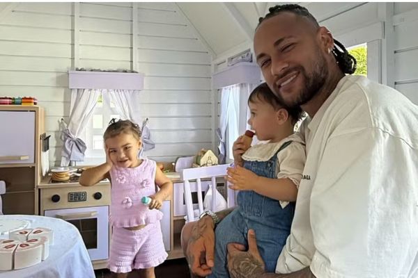 Bruna Biancardi e Amanda Kimberlly mostram encontro das filhas com Neymar e encantam a web