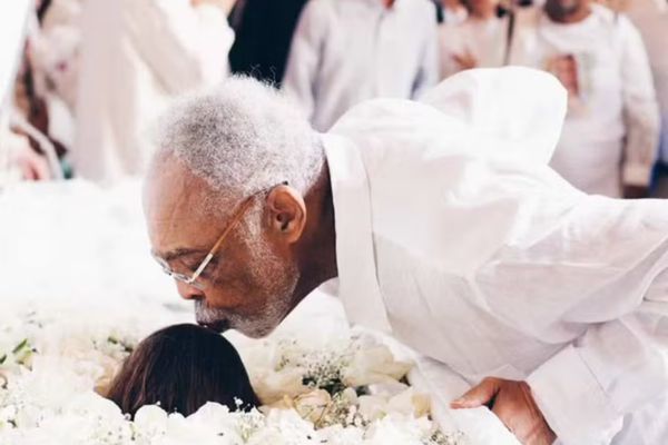 Despedida com emoção: Famosos e fãs se reúnem para o último adeus a Preta Gil no Theatro Municipal