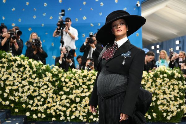 Rihanna Revela Gravidez no Met Gala 2025 com Elegância e Estilo