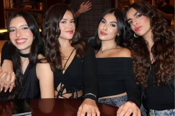 Maisa arrasa no look e comemora 23 com festinha animada entre amigos