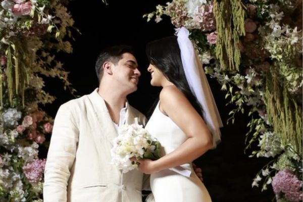 Entre votos e lágrimas: Natanzinho e Karolly anunciam gravidez durante cerimônia emocionante