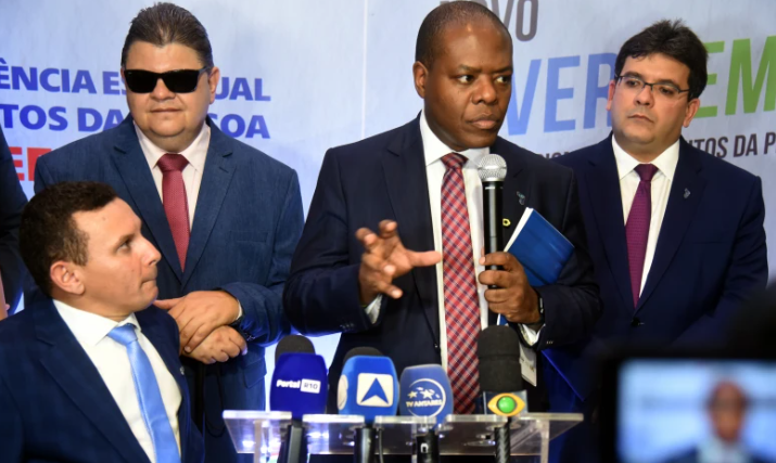 Ministro Sílvio Almeida lança plano nacional para pessoas com deficiência no PI