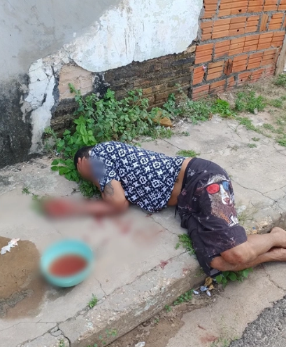 Mulher golpeia marido com tesourada para se defender de tentativa de estupro