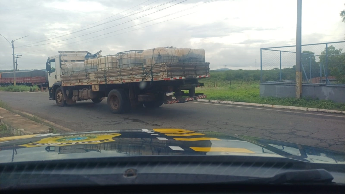 PRF intercepta 1,5 tonelada de peixe em contêiner usado para produto químico