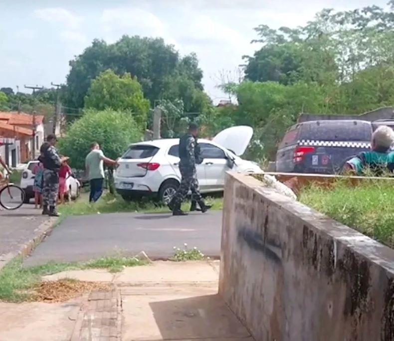Carro colide em muro durante perseguição policial em Teresina