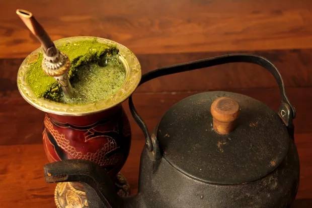EU NÃO MORRO DE AMORES POR CHIMARRÃO, MAS NÃO ODEIO A ERVA-MATE