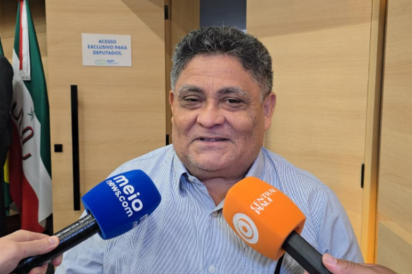 Cícero Magalhães comenta apoio do filho a Dr. Vinícius e diz que “não há crise”