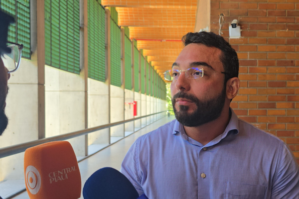 Prefeito Francisco Emanuel entrega kits em escolas de Parnaíba