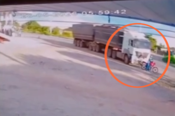 Motociclista escapa ileso após carreta destruir moto no litoral do Piauí