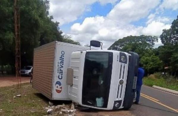 Pneu estoura e caminhão baú tomba na PI-113 entre José de Freitas e Teresina