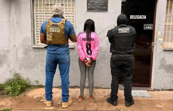 Suspeita de manter idoso refém em assalto é presa com drogas em Altos