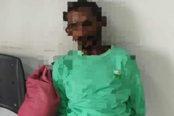 Suspeito é preso após agredir a mãe com cabo de vassoura
