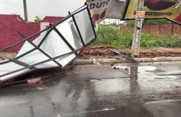 Chuva forte derruba muro, outdoor e árvores em diferentes zonas de Teresina