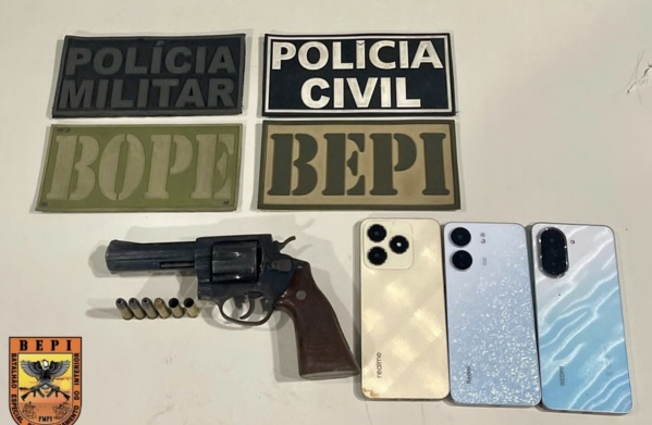Revólver é apreendido pela PM durante operação na PI-214