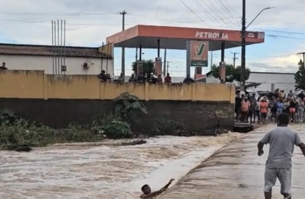 Correnteza arrasta motociclista durante travessia em Simões