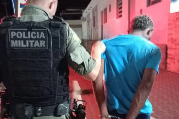Homem é preso após agredir e deixar mulher desacordada em chão de praça