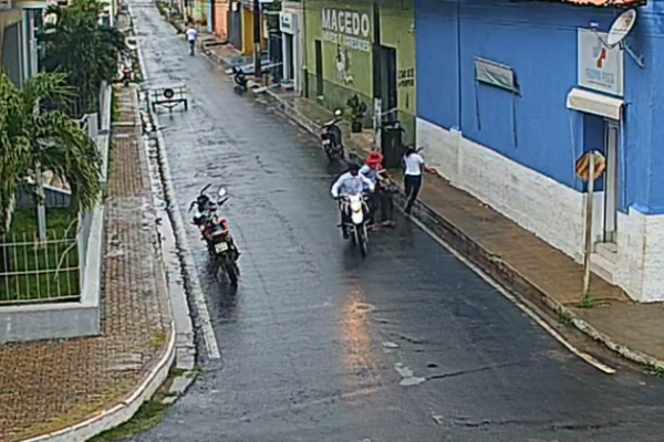 Mulher é assaltada por dupla em motocicleta no Centro de Regeneração