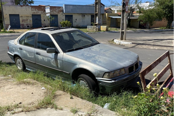 Veículos abandonados começam a ser removidos das ruas nesta quinta-feira (29)