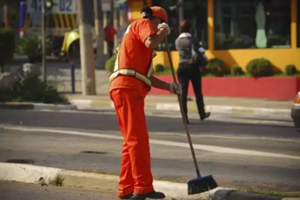 Garis encerram greve em após pagamento de salários