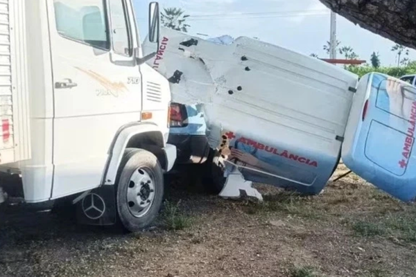 Quatro pessoas morrem em acidente entre ambulância e caminhão no Ceará