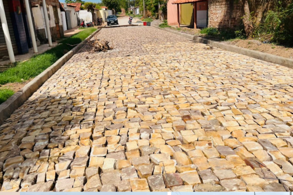 Prefeitura de Esperantina executa obras de pavimentação em ruas de bairros da cidade