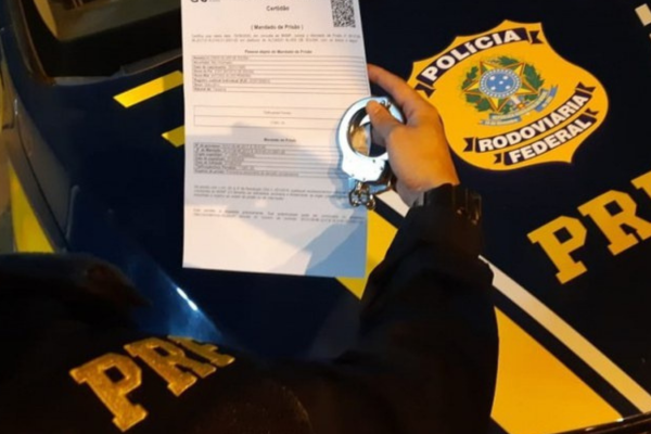 Foragido da Justiça é preso pela PRF durante fiscalização em Teresina