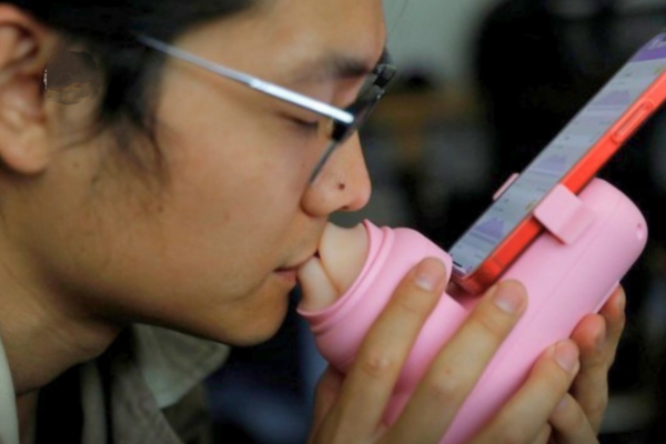 Startup chinesa cria dispositivo de beijo para relacionamentos à distância