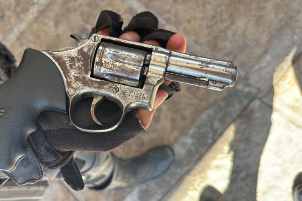 Polícia prende dupla suspeita de roubos de ouro e apreende arma na zona Leste