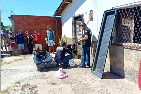 Homem é executado a tiros em frente de casa e jovem fica ferido em Regeneração