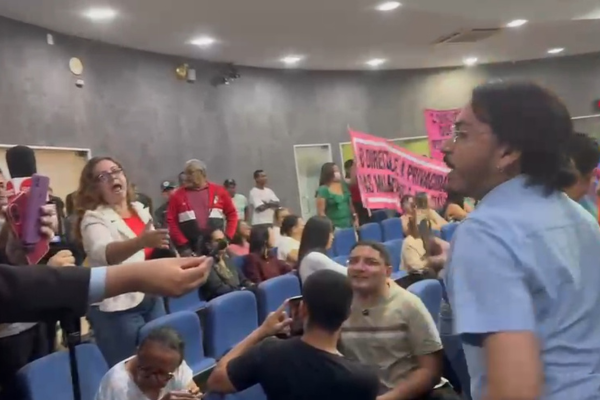 Câmara adia votação de projeto sobre uso de banheiro por mulheres trans em Teresina