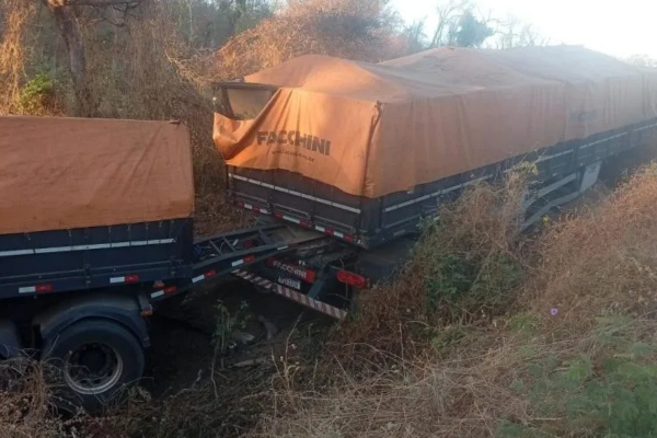 Motorista é retirado das ferragens após grave carreta tombar em Oeiras