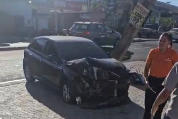 Casal derruba poste e abandona carro após acidente na Avenida dos Expedicionários, na zona Sudeste