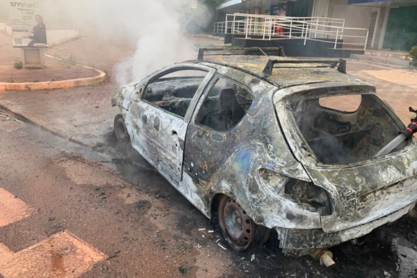 Terceiro carro pega fogo em 24 horas e acende alerta nas ruas de Teresina