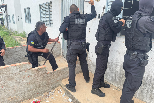 Polícia deflagra operação contra facção que invadiu casa de PM em Teresina