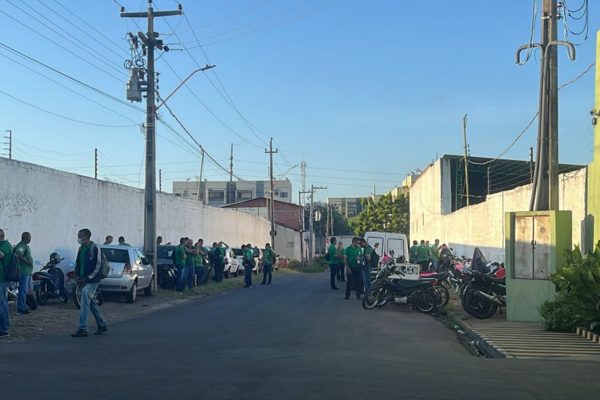 Paralisação de motoristas e cobradores afeta transporte público na capital