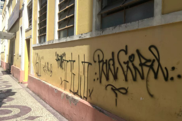 Prefeito de Teresina sanciona lei que aumenta penalidades para pichadores