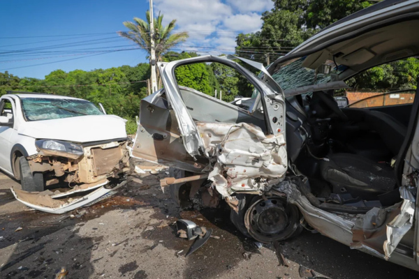 Acidente na Avenida Camilo Filho deixa motorista preso às ferragens em Teresina