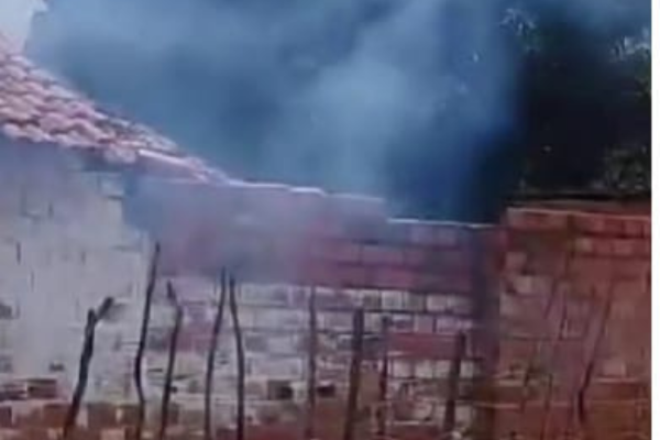 Morador registra fio de energia pegando fogo em Parnaíba