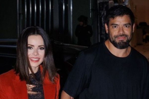 Sandy aparece de mãos dadas com novo namorado em noite cultural em SP